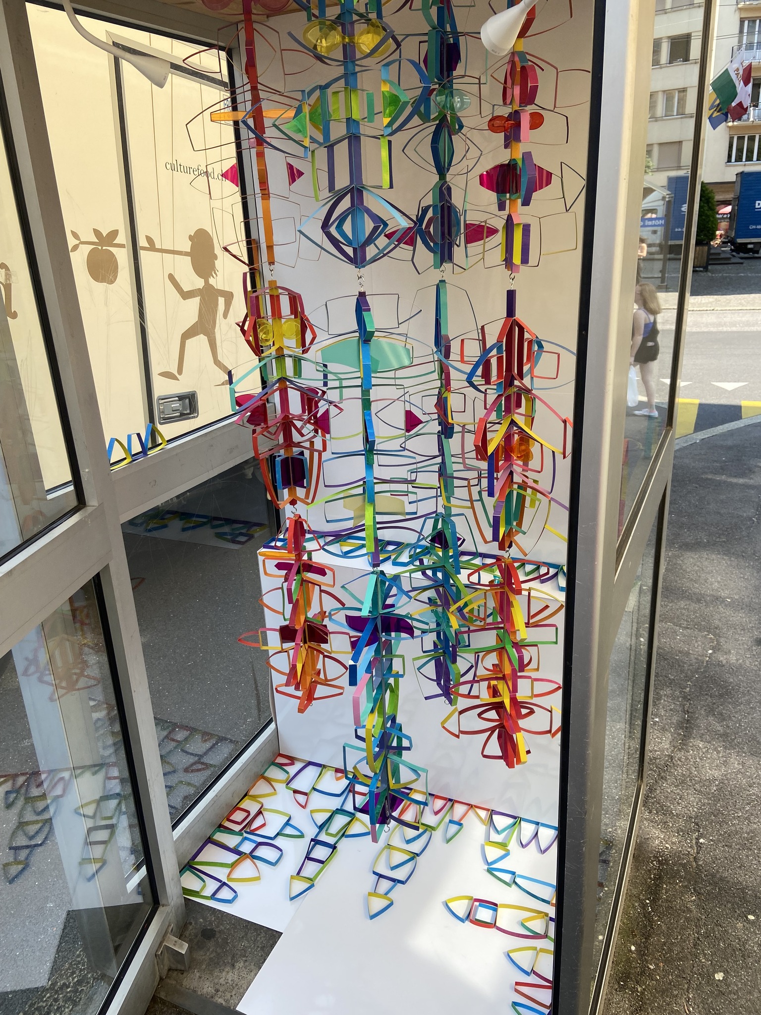 Actualité - Cabine téléphonique décorée par l'atelier Argile - Fondation les Eglantines