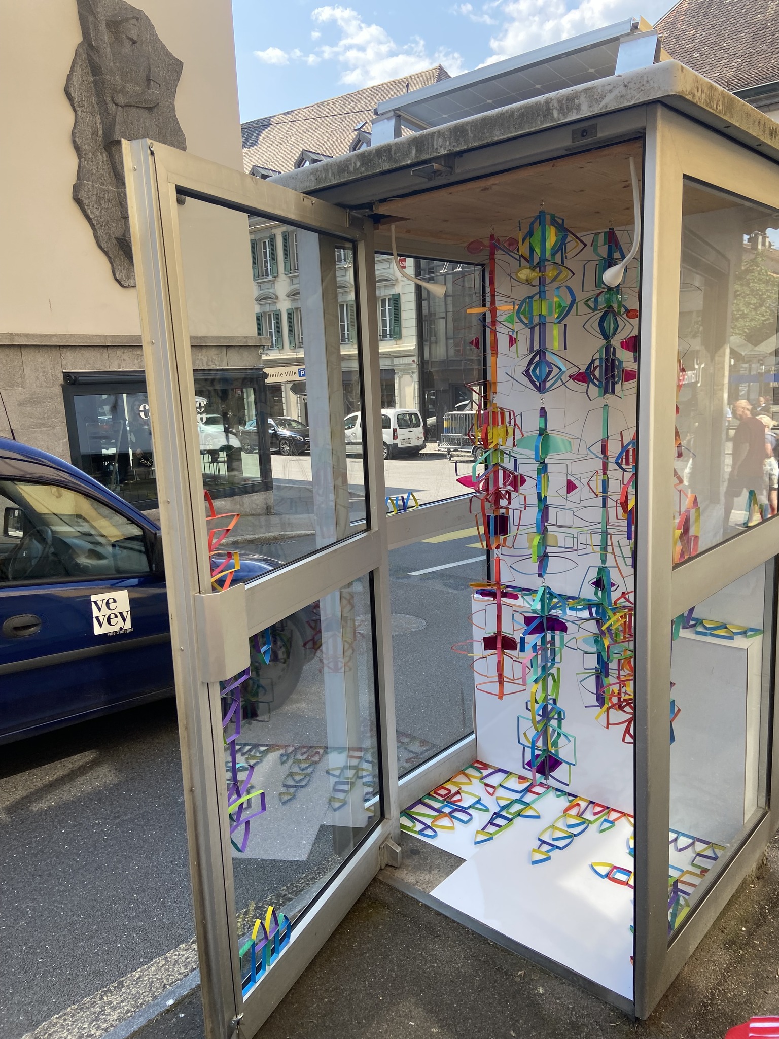 Actualité - Cabine téléphonique décorée par l'atelier Argile - Fondation les Eglantines