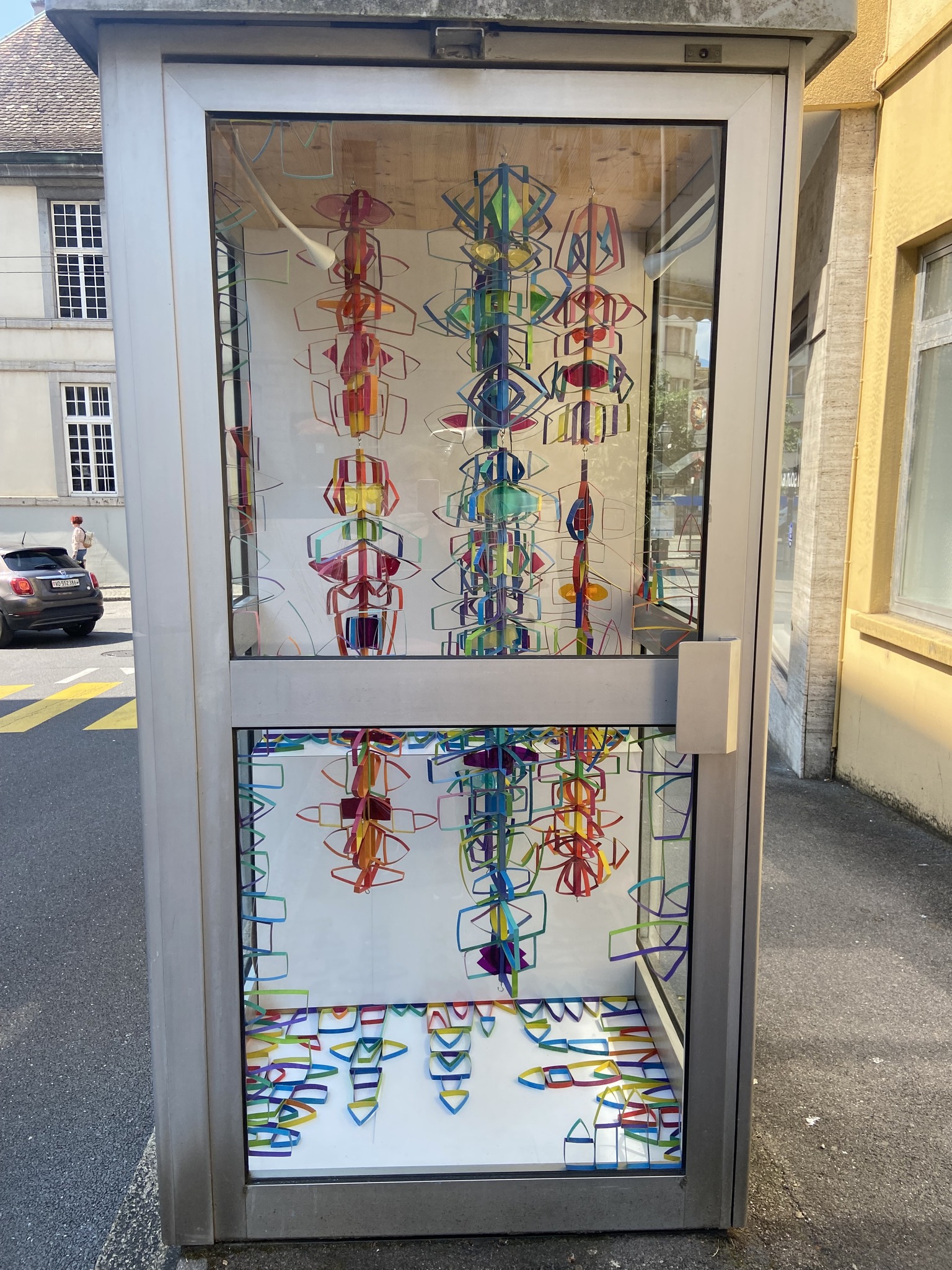 Actualité - Cabine téléphonique décorée par l'atelier Argile - Fondation les Eglantines