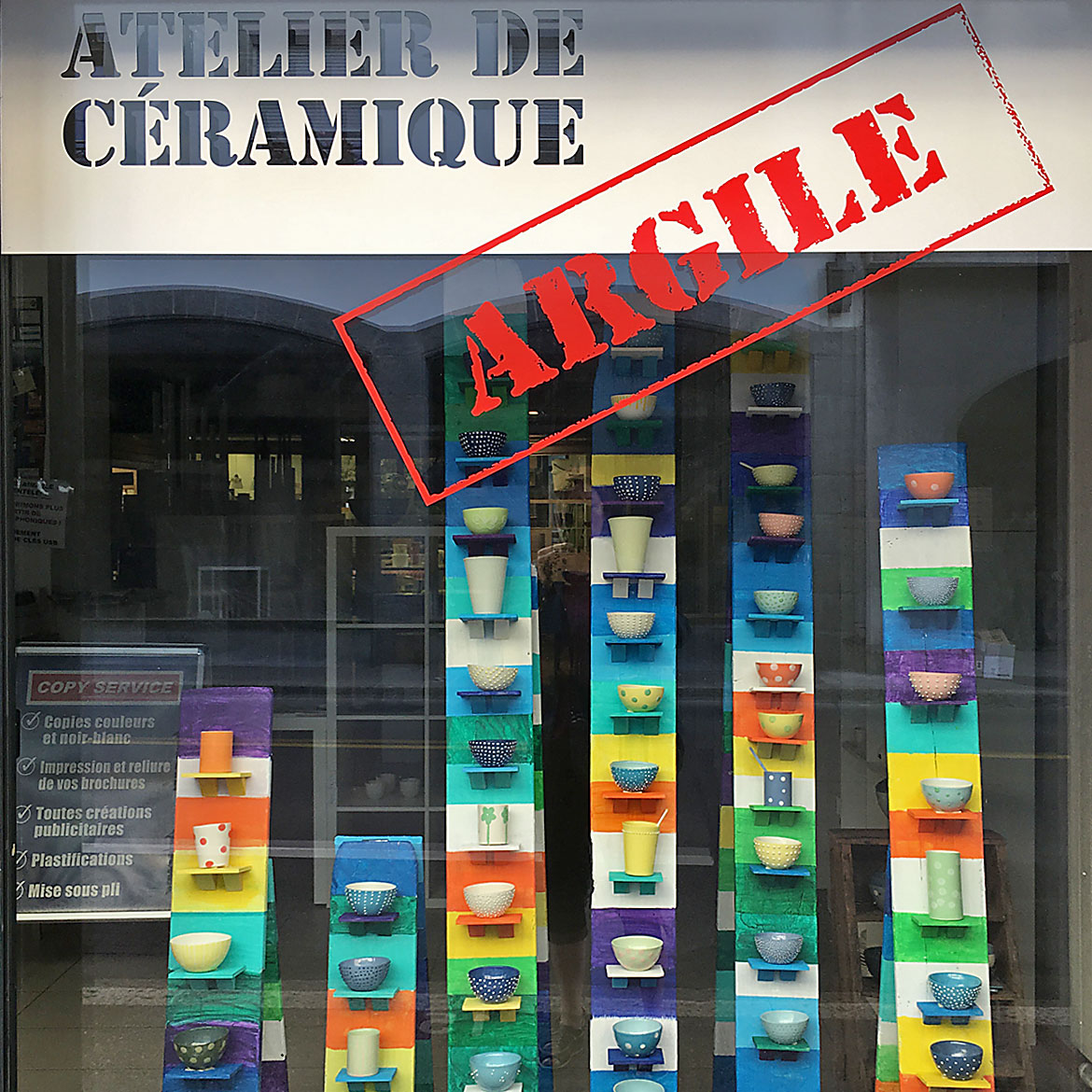 Fondation les Eglantines - Décor de vitrine pour l'atelier Argile
