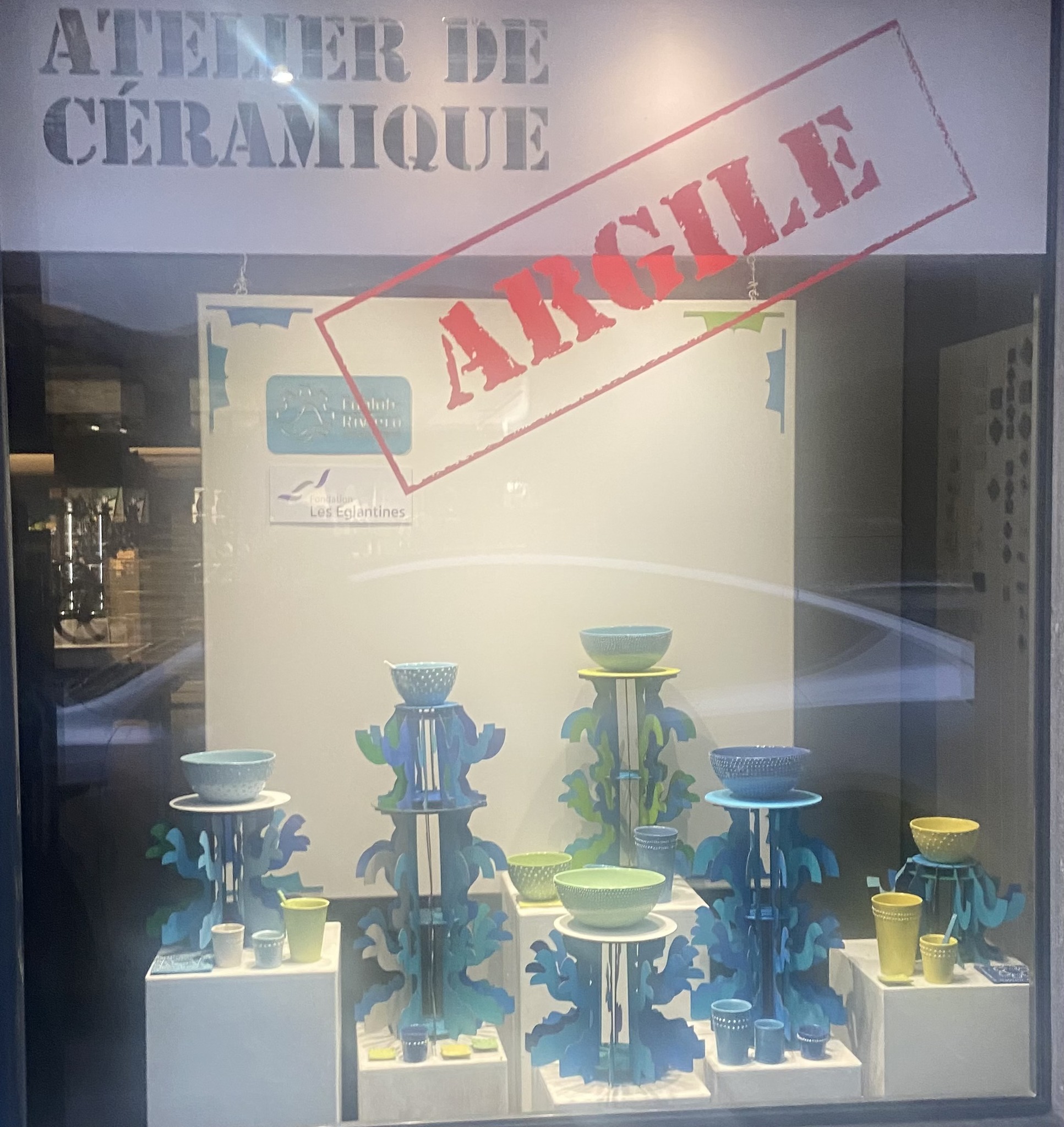 Actualité - Vitrine de l'atelier Argile - Fondation les Eglantines